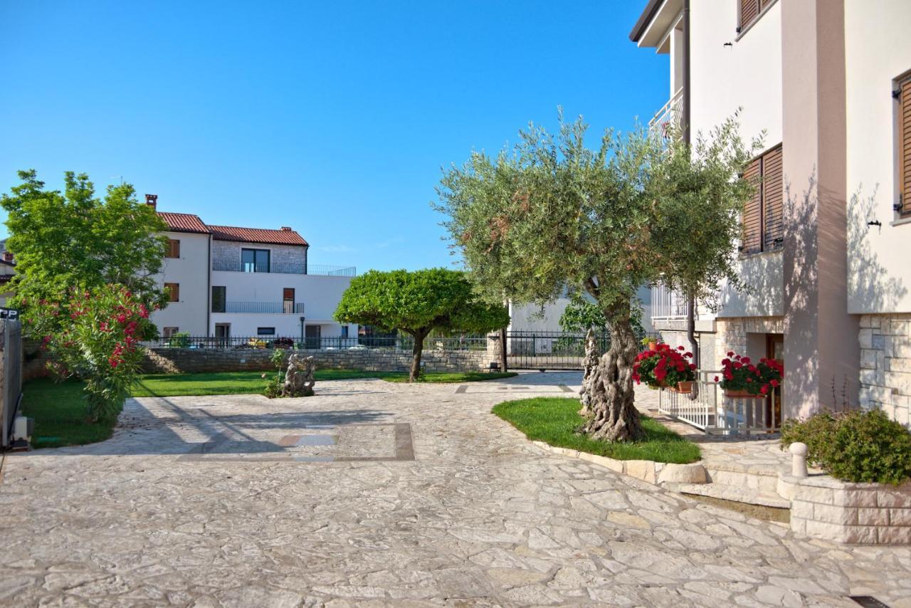 Apartments Vili Umag Buitenkant foto